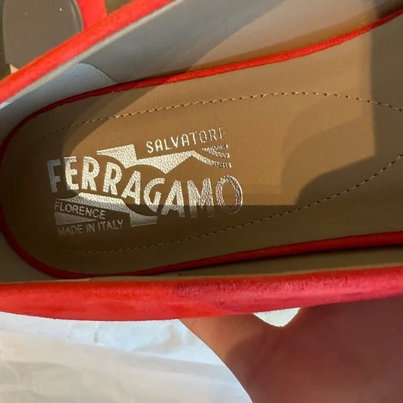 SALVATORE FERRAGAMO US 7 FLATS $365!